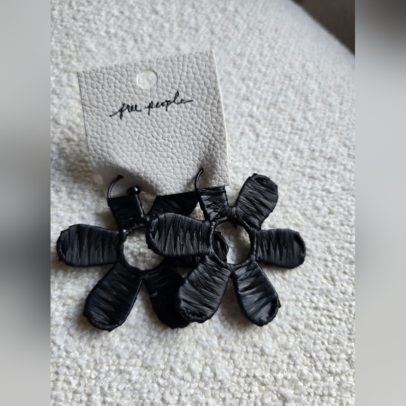 Free People, Wendy Woven Flower Hoops, Black, NWT!!! - Picture 5 of 6